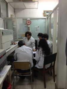 Nora GALASSI con los estudiantes procesando muestras
